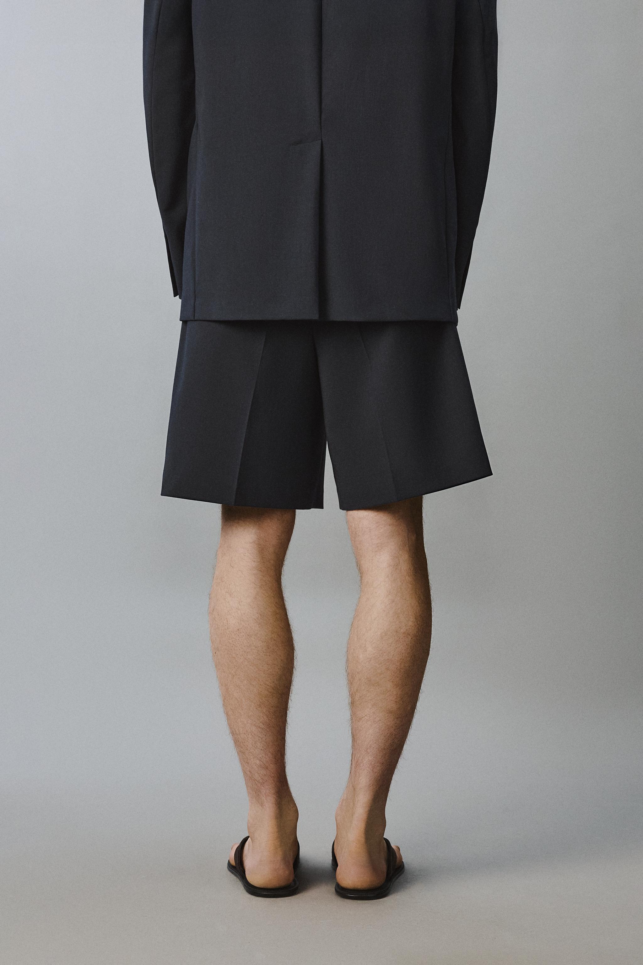 RELAXED FIT PLEATED SUIT SHORTS